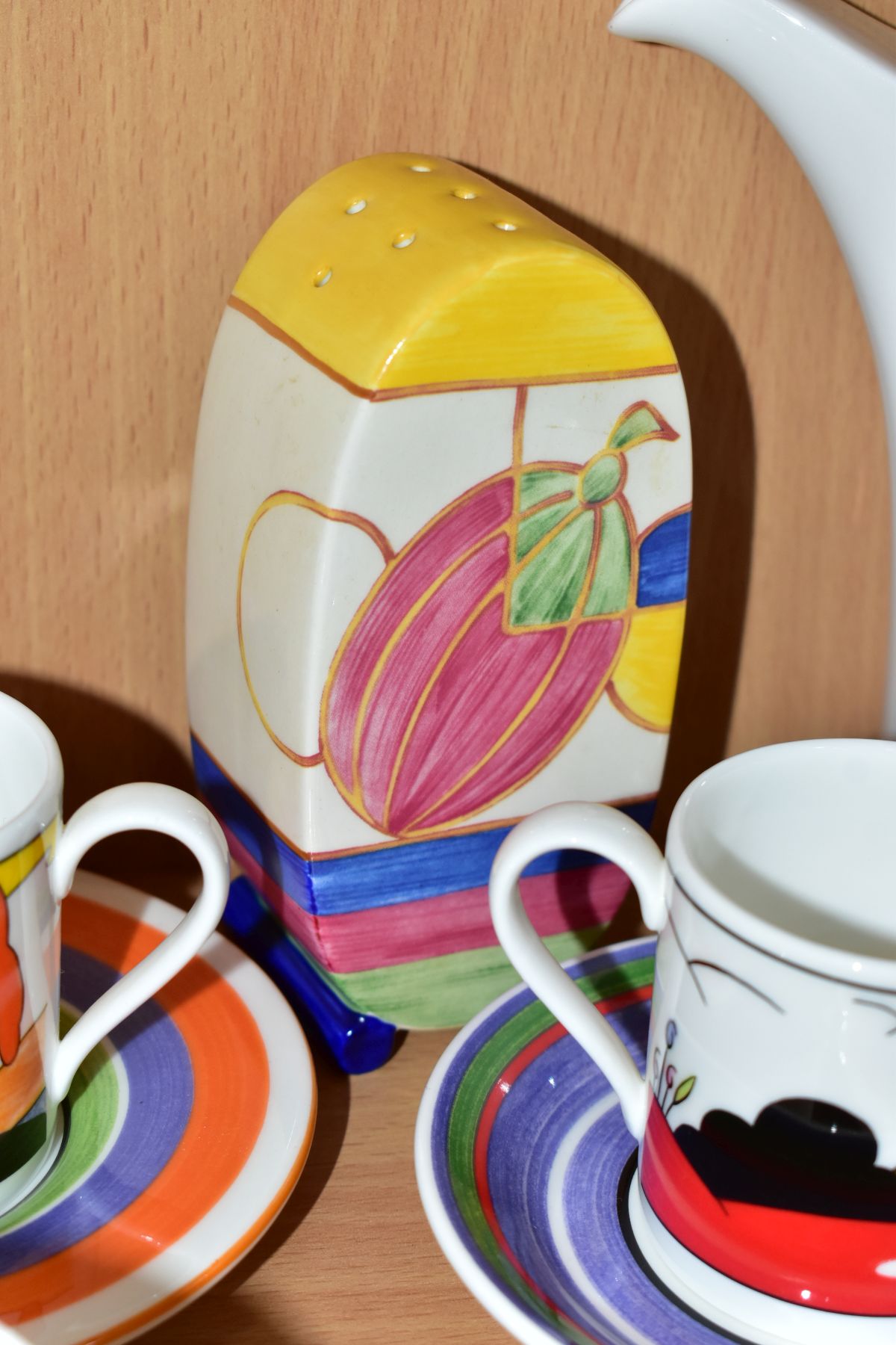 A WEDGWOOD CLARICE CLIFF COFFEE POT, SUGAR SIFTER AND SIX COFFEE CANS AND SAUCERS, comprising a - Image 4 of 7
