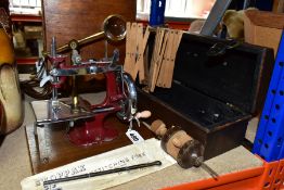 A MINIATURE HAND CRANK SEWING MACHINE, A BRASS MAGNIFIER AND ASSORTED ITEMS, to include a mid-