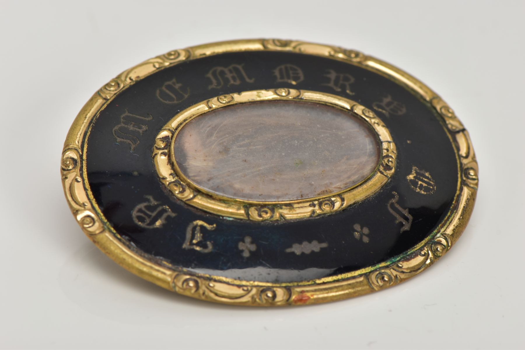 A VICTORIAN MOURNING BROOCH, an oval yellow metal brooch, black enamel with gold writing 'IN - Image 3 of 3