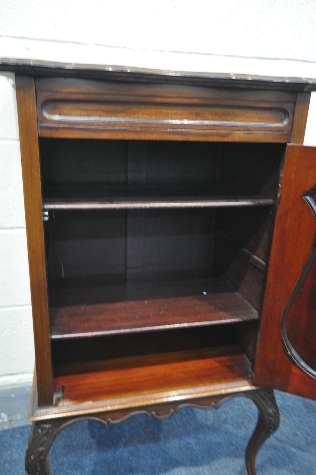 MAPLE AND CO OF LONDON AND PARIS, A EDWARDIAN MAHOGANY SINGLE DOOR CUPBOARD, with a foliate - Image 3 of 4