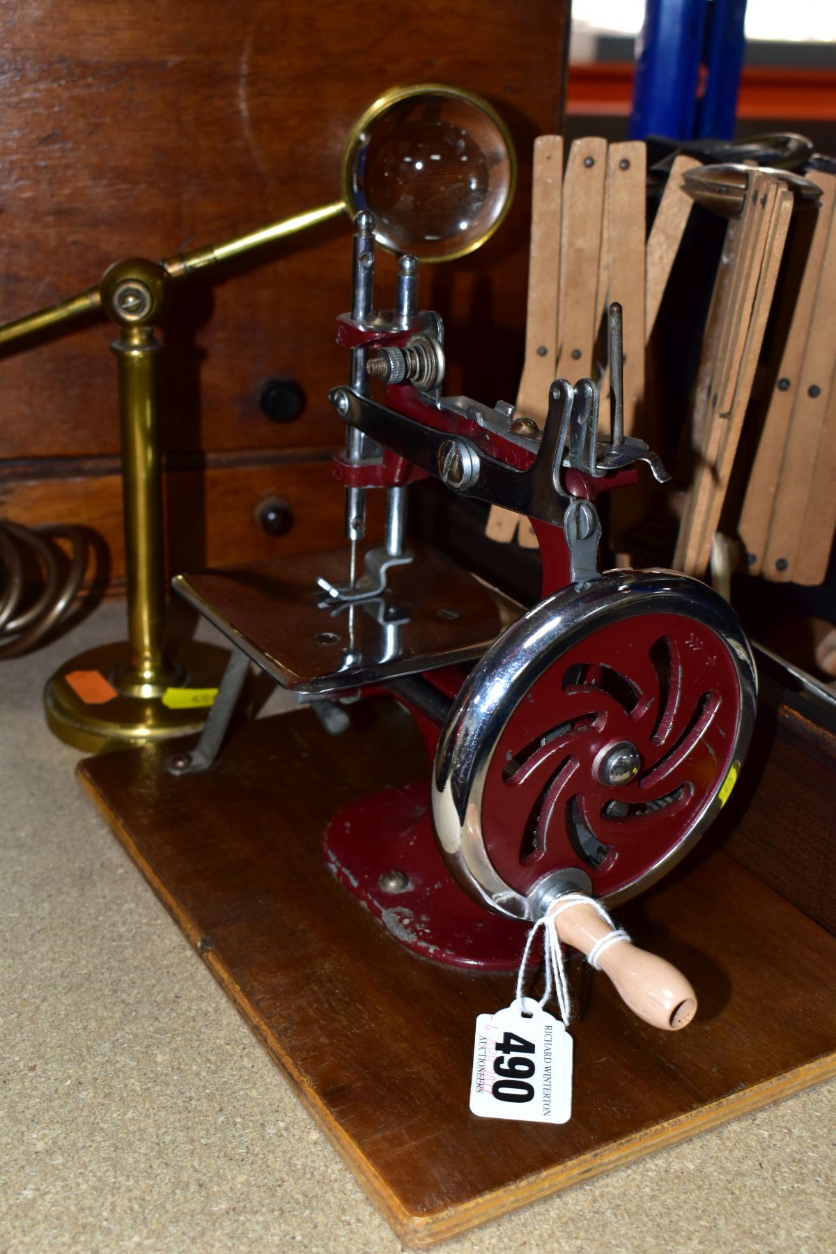 A MINIATURE HAND CRANK SEWING MACHINE, A BRASS MAGNIFIER AND ASSORTED ITEMS, to include a mid- - Image 6 of 8
