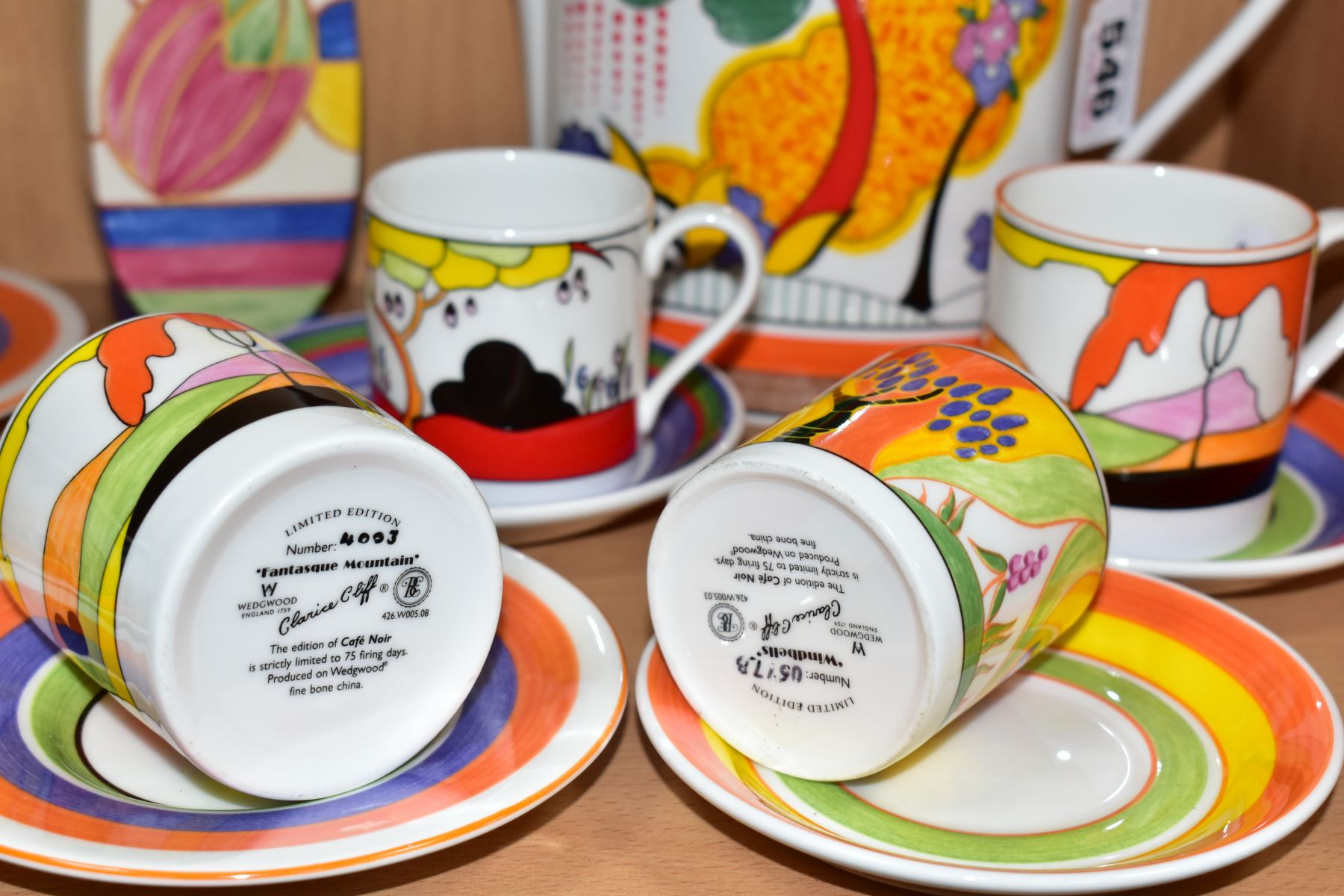 A WEDGWOOD CLARICE CLIFF COFFEE POT, SUGAR SIFTER AND SIX COFFEE CANS AND SAUCERS, comprising a - Image 6 of 7