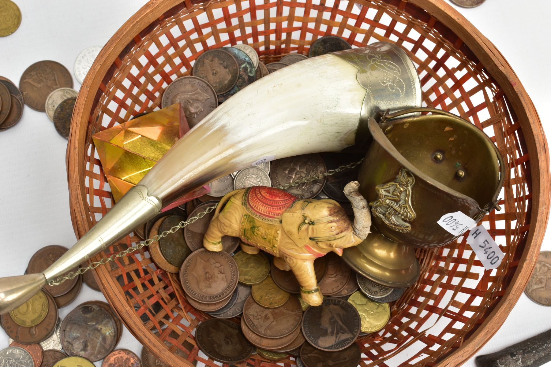 A BASKET OF COINAGE AND OTHER ITEMS, to include a silver South African 2 1/2 shilling coin, 1918 - Image 6 of 6