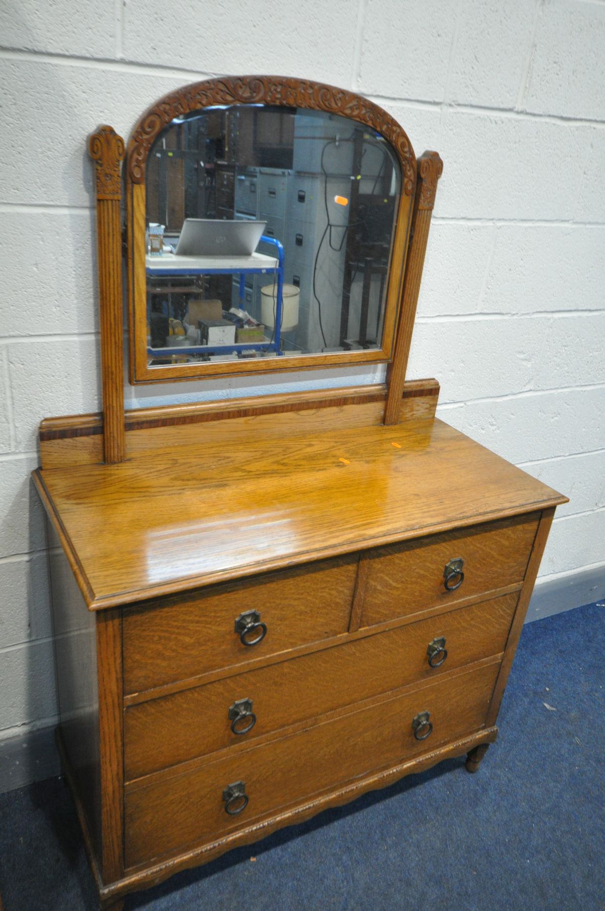 AN EARLY 20TH CENTURY GOLDEN OAK BEDROOM SUITE, comprising a single door wardrobe, width 118cm x - Image 3 of 3