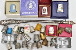 A SMALL QUANTITY OF SILVER, WHITE METAL AND OTHER THIMBLES, WITH A PAIR OF SILVER SHOE BUCKLES,