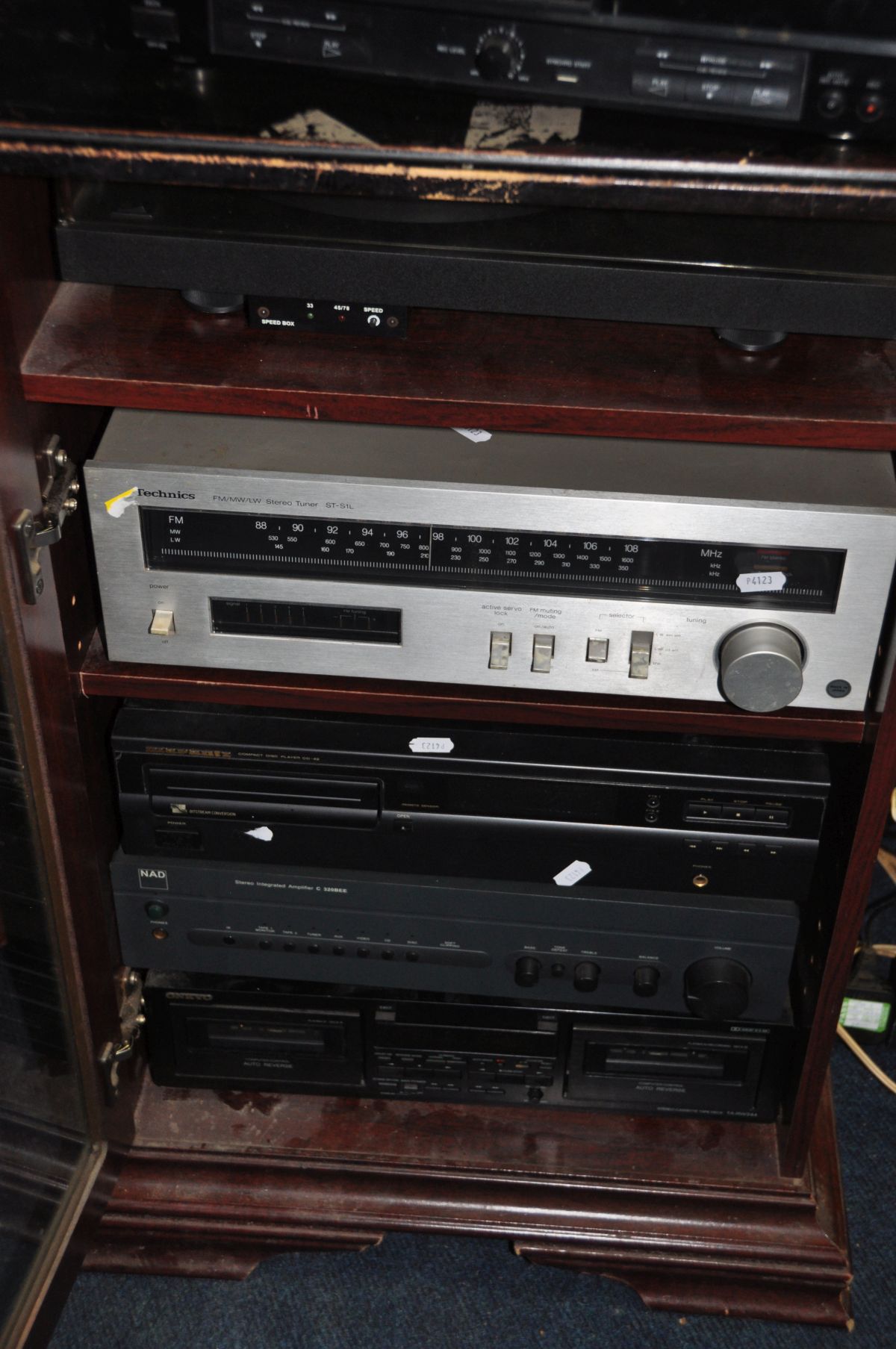 A HI FI CAB CONTAING VINTAGE COMPONANT HI FI EQUIPMENT including a NAD C320BEE Integrated - Image 2 of 4