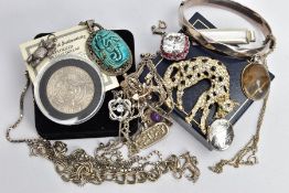 A BAG OF ASSORTED JEWELLERY, to include a silver hinged bangle, hallmarked London, a carved scarab