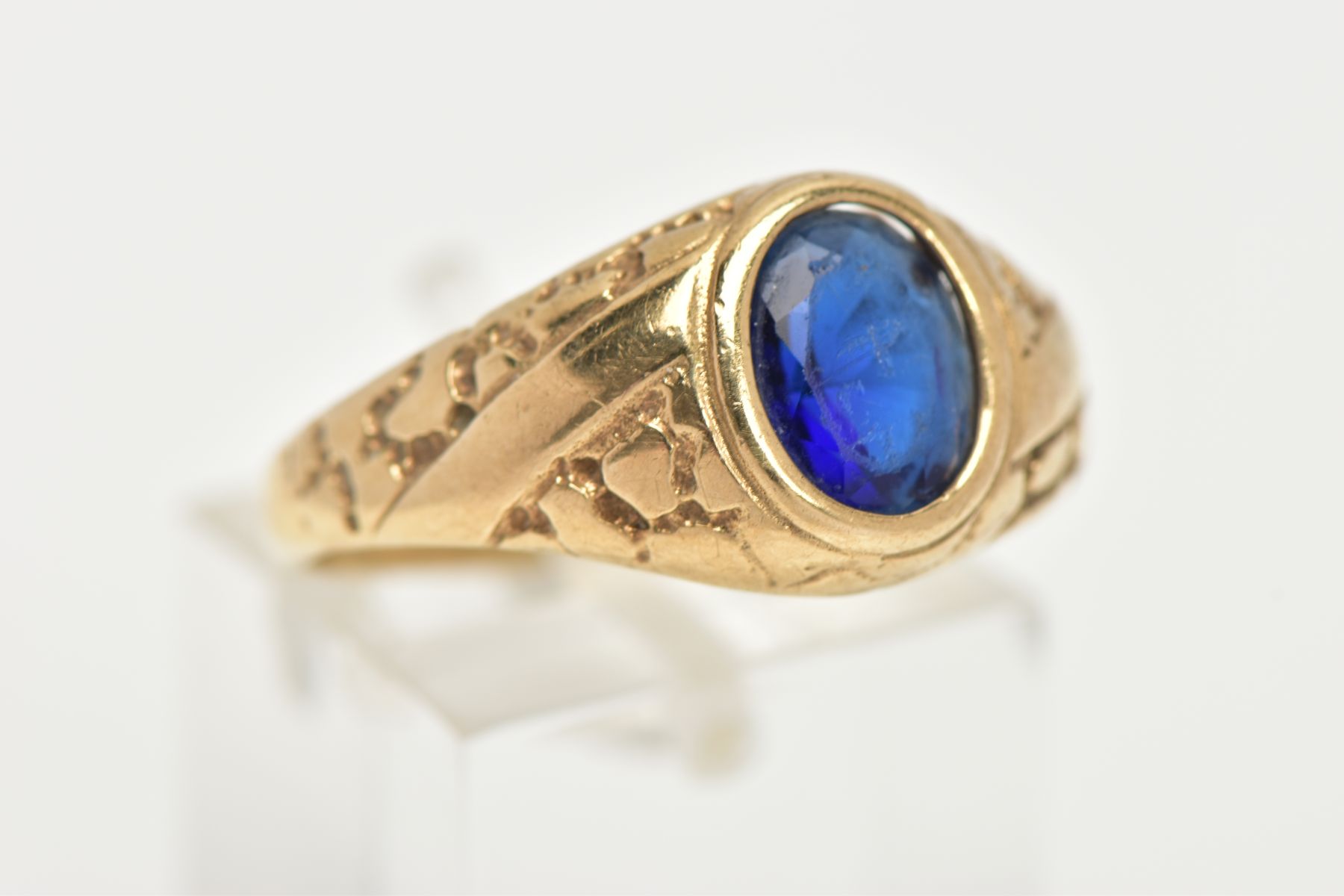 A 9CT GOLD SIGNET RING, set with an oval cut blue paste, bezel set, textured shoulders leading - Image 4 of 4