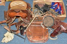 A SECOND HALF 20TH CENTURY LEATHER WESTERN SADDLE AND A BOX OF ACESSORIES, the saddle with