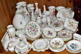 A QUANTITY OF CERAMIC GIFTWARES, approximately sixty pieces to include a Royal Doulton Impressions