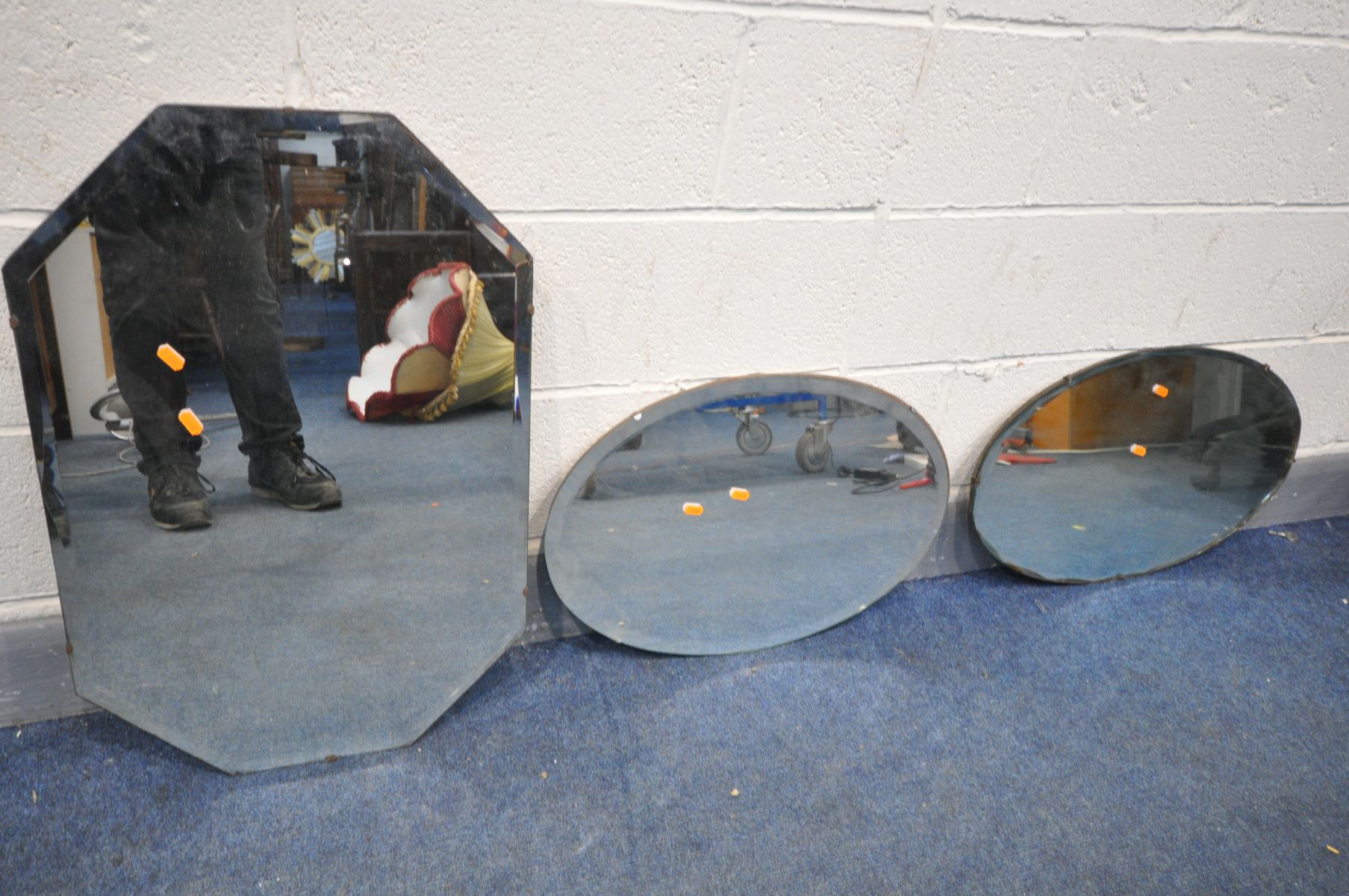 A GILT FRAMED BEVELLED EDGE WALL MIRROR, 109cm x 78cm, a Regency style circular gilt wall mirror, - Image 4 of 5
