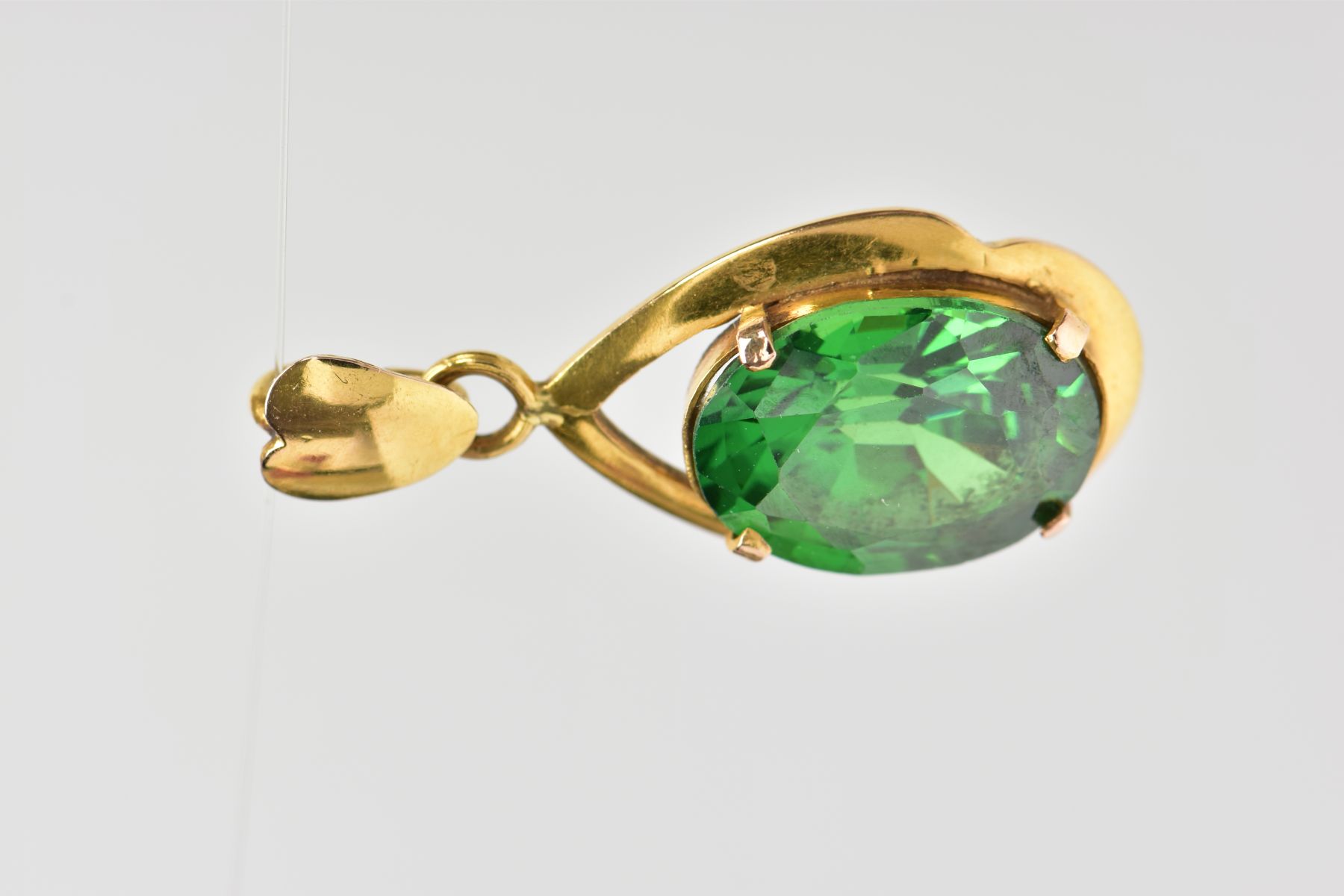 A YELLOW METAL GEM SET PENDANT, centring on an oval cut green stone assessed as chrome diopside, - Image 2 of 3