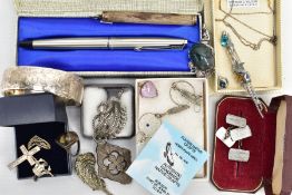 A BAG OF ASSORTED SILVER AND WHITE METAL JEWELLERY AND A BOXED 'PARKER' FOUNTAIN PEN, to include a