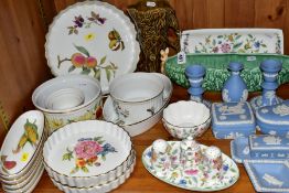 A QUANTITY OF ASSORTED WEDGWOOD JASPERWARE, MINTON 'HADDON HALL' AND ROYAL WORCESTER OVEN TO TABLE