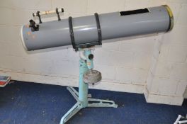 A VINTAGE FULLERSCOPES MKIII TELESCOPE astronomical reflecting telescope on a vintage counter