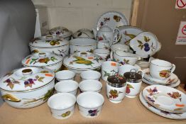 A COLLECTION OF ROYAL WORCESTER EVESHAM, EVESHAM 'M' AND WILD HARVEST OVEN TO TABLE WARE, comprising