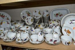 A QUANTITY OF ROYAL WORCESTER EVESHAM AND EVESHAM VALE PATTERN OVEN TO TABLE WARE, majority is