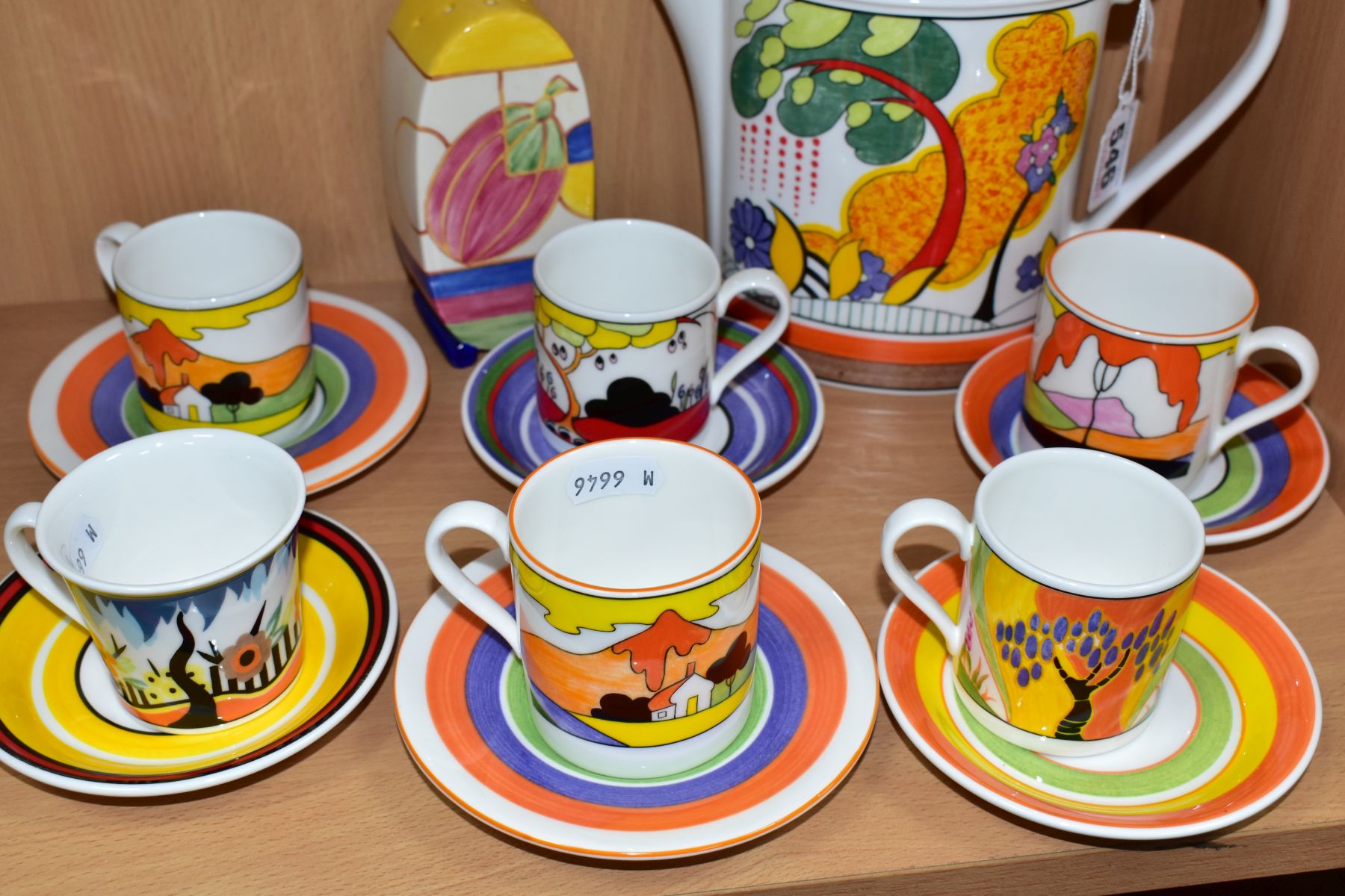 A WEDGWOOD CLARICE CLIFF COFFEE POT, SUGAR SIFTER AND SIX COFFEE CANS AND SAUCERS, comprising a - Image 5 of 7