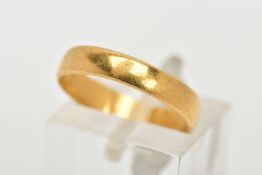 A YELLOW METAL BAND RING, approximate width 4mm, unmarked, ring size K, approximate gross weight 2.5