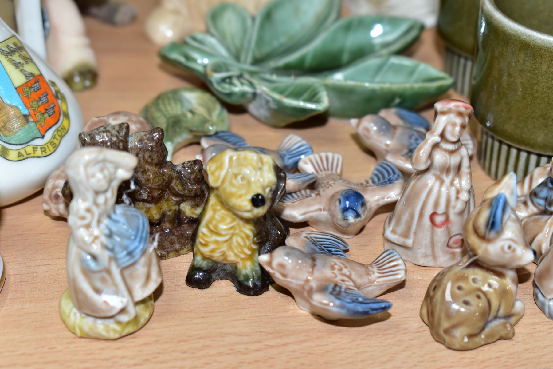 A GROUP OF CERAMIC AND OTHER ORNAMENTS, to include a Royal Doulton Little Ballerina HN3395 figurine, - Image 10 of 11