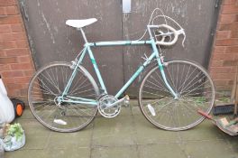 A VINTAGE TRIUMPH GENTS RACING BIKE with 5 speed shimano gears and a 23in frame