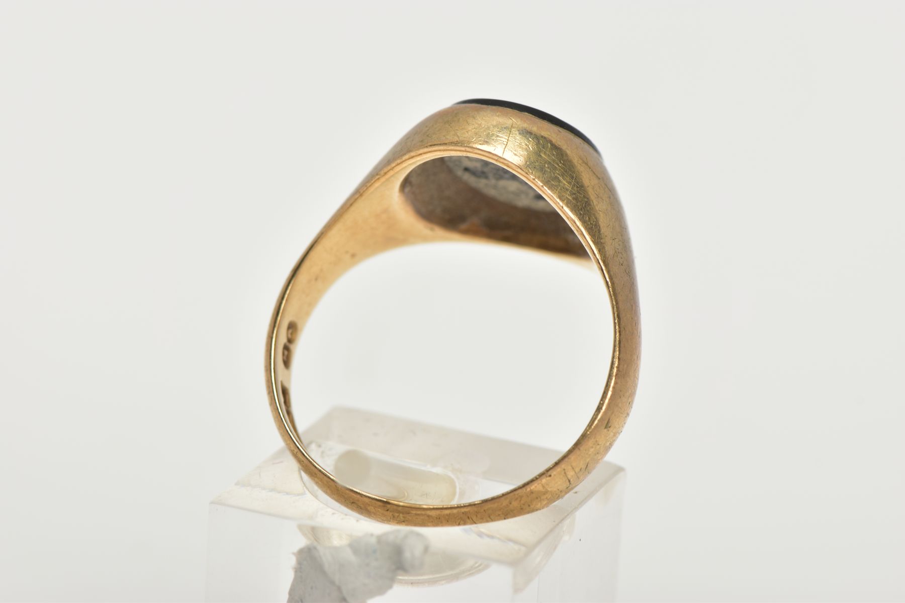 A GENTS 9CT GOLD SIGNET RING, of an oval form set with an onyx panel to a plain polished mount and - Image 3 of 4