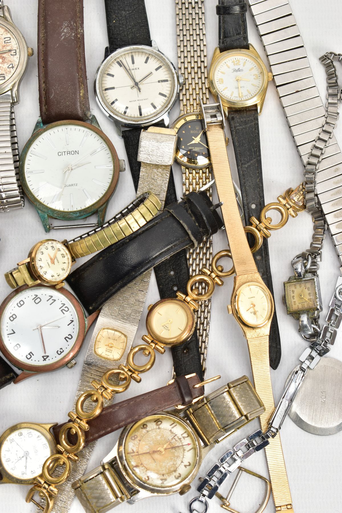 A BOX OF ASSORTED LADIES AND GENTS FASHION WRISTWATCHES, mostly quartz movements with names to - Image 4 of 4