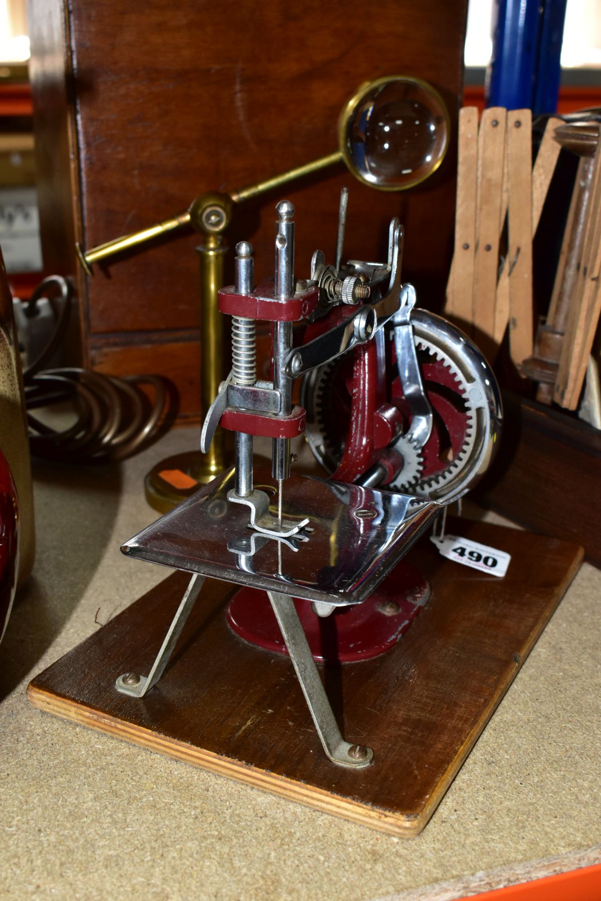 A MINIATURE HAND CRANK SEWING MACHINE, A BRASS MAGNIFIER AND ASSORTED ITEMS, to include a mid- - Image 4 of 8