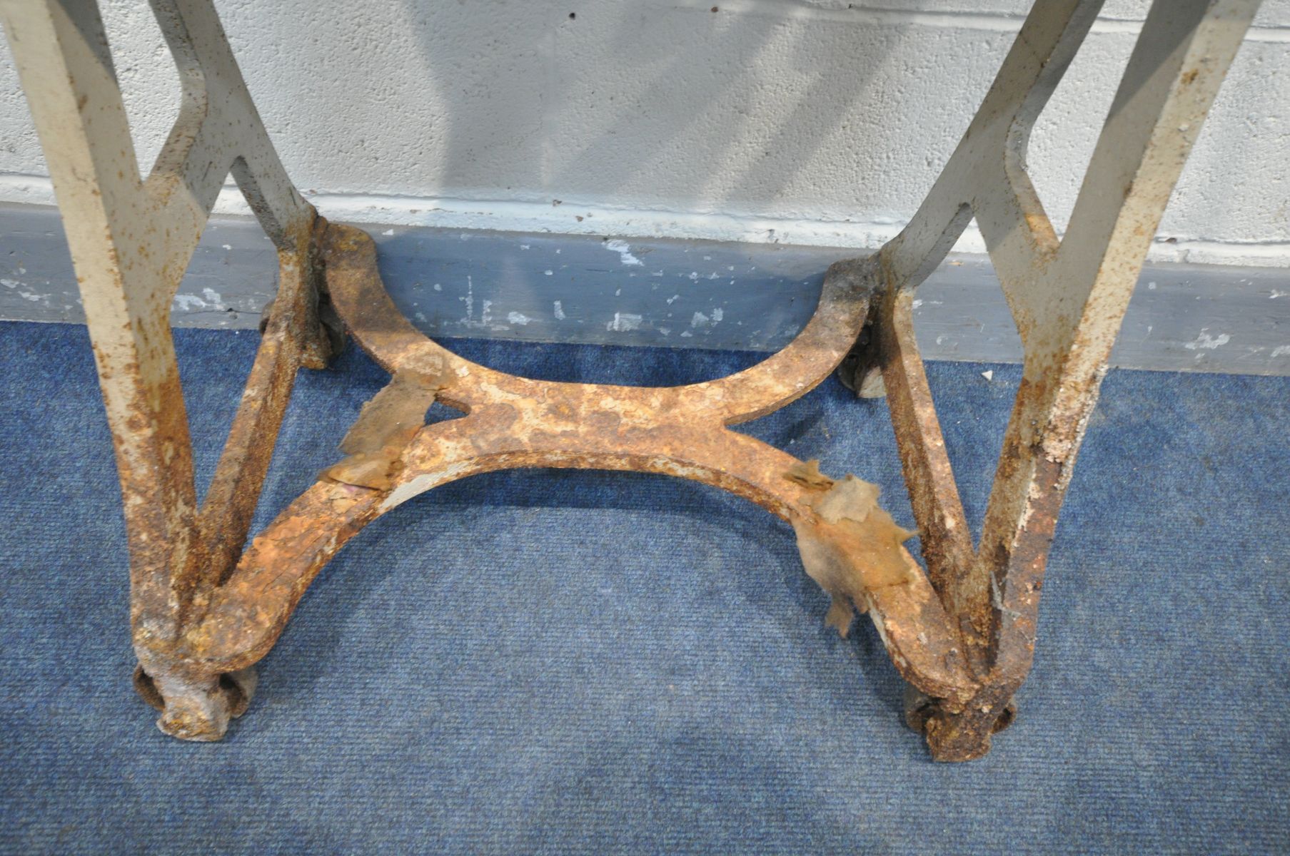 A VICTORIAN CAST IRON MANGLE (condition - rusty base but wheels move freely, mechanism works but - Image 4 of 4