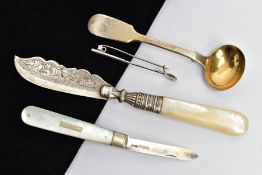 THREE SILVER ITEMS AND A GOLFING BROOCH, to include a silver fiddle pattern sauce spoon, engraved