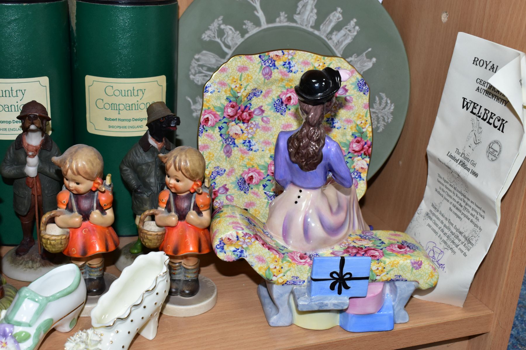 A GROUP OF CERAMICS AND GLASSWARES, to include a boxed Royal Winton Welbeck The Chintz Girl - Image 10 of 14