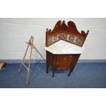 AN EDWARDIAN MAHOGANY CORNER WASHSTAND WITH A MARBLE TOP AND A RAISED TILE BACK, width 82cm x