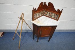AN EDWARDIAN MAHOGANY CORNER WASHSTAND WITH A MARBLE TOP AND A RAISED TILE BACK, width 82cm x