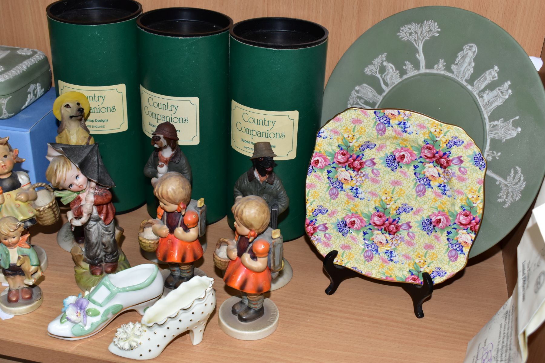 A GROUP OF CERAMICS AND GLASSWARES, to include a boxed Royal Winton Welbeck The Chintz Girl - Image 7 of 14