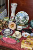 A GROUP OF CERAMICS INCLUDING ROYAL WINTON, MALING, CROWN DEVON AND HUMMEL, two Royal Winton