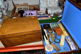 A BOX AND LOOSE VINTAGE SEWING AND HABERDASHERY ITEMS, to include two wooden boxes containing