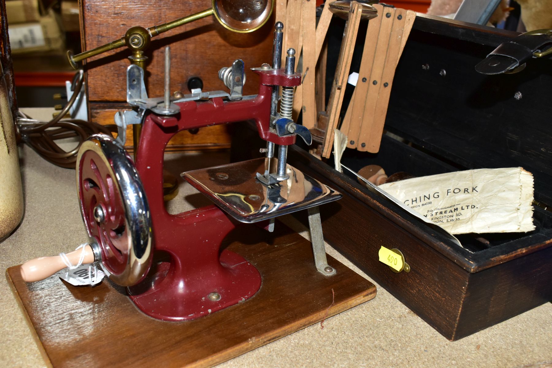 A MINIATURE HAND CRANK SEWING MACHINE, A BRASS MAGNIFIER AND ASSORTED ITEMS, to include a mid- - Image 5 of 8