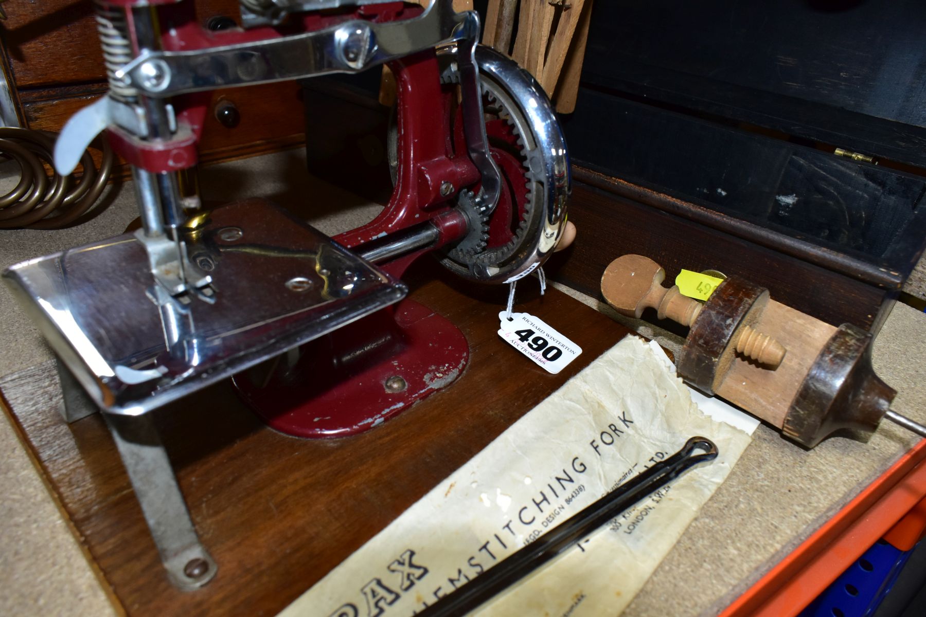 A MINIATURE HAND CRANK SEWING MACHINE, A BRASS MAGNIFIER AND ASSORTED ITEMS, to include a mid- - Image 2 of 8