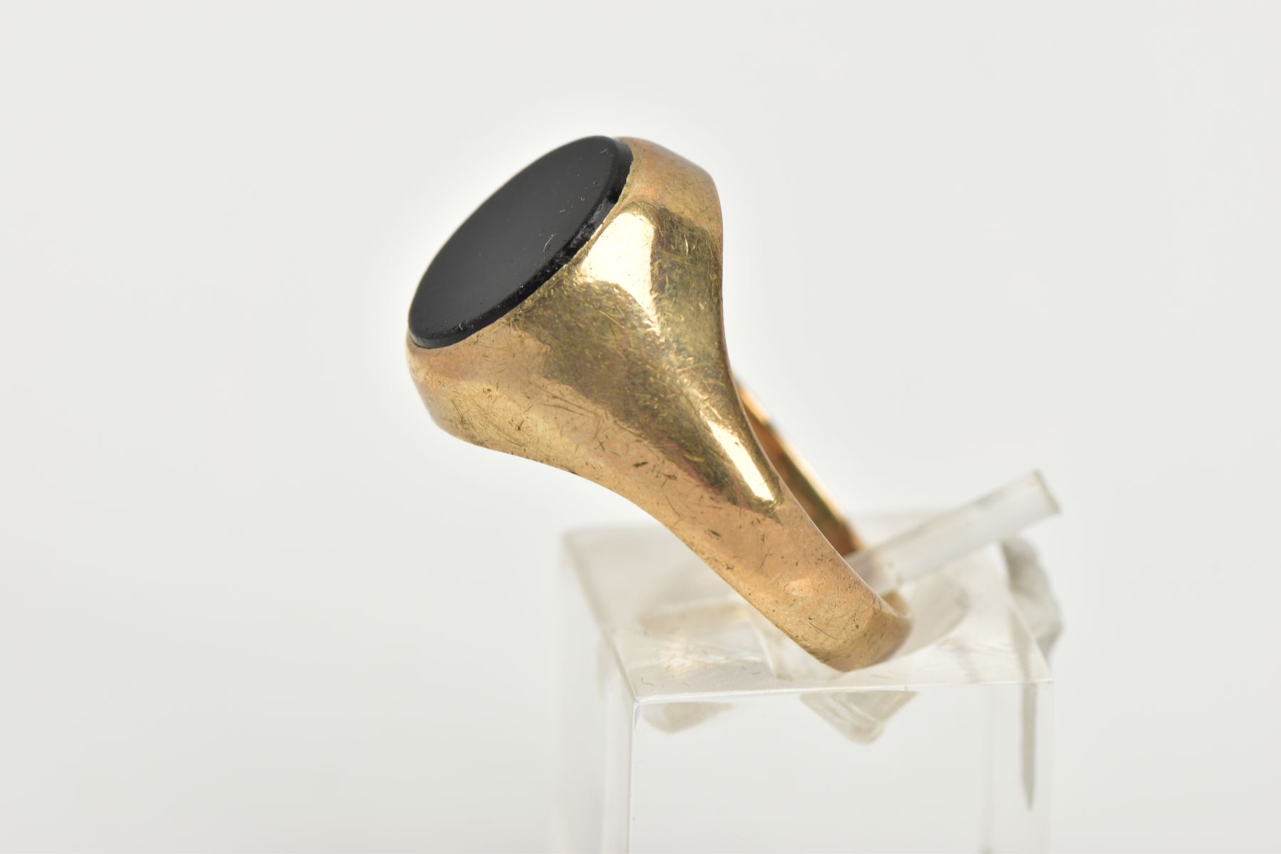 A GENTS 9CT GOLD SIGNET RING, of an oval form set with an onyx panel to a plain polished mount and - Image 2 of 4