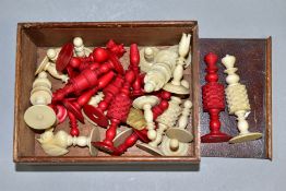 A LATE 19TH CENTURY TURNED AND STAINED IVORY CHESS SET, sixteen of each colour (red and natural),