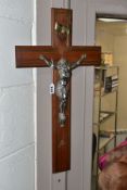 A 20TH CENTURY WOODEN AND METAL WALL HANGING CRUCIFIX, height 61cm x width 32cm