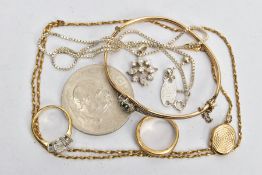 JEWELLERY AND A COMMEMORATIVE COIN, to include a rolled gold hinged bangle, set with a green and