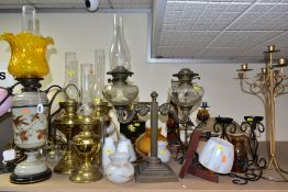 A COLLECTION OF LATE 19TH AND 20TH CENTURY OIL LAMPS, MODERN CANDLEHOLDERS, WOODEN, METAL AND