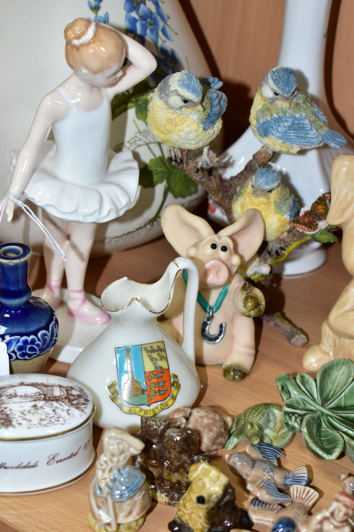 A GROUP OF CERAMIC AND OTHER ORNAMENTS, to include a Royal Doulton Little Ballerina HN3395 figurine, - Image 7 of 11
