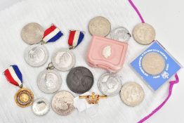 A BOX OF COMMEMORATIVE COINS AND MEDALS, to include five commemorative coins, five white metal