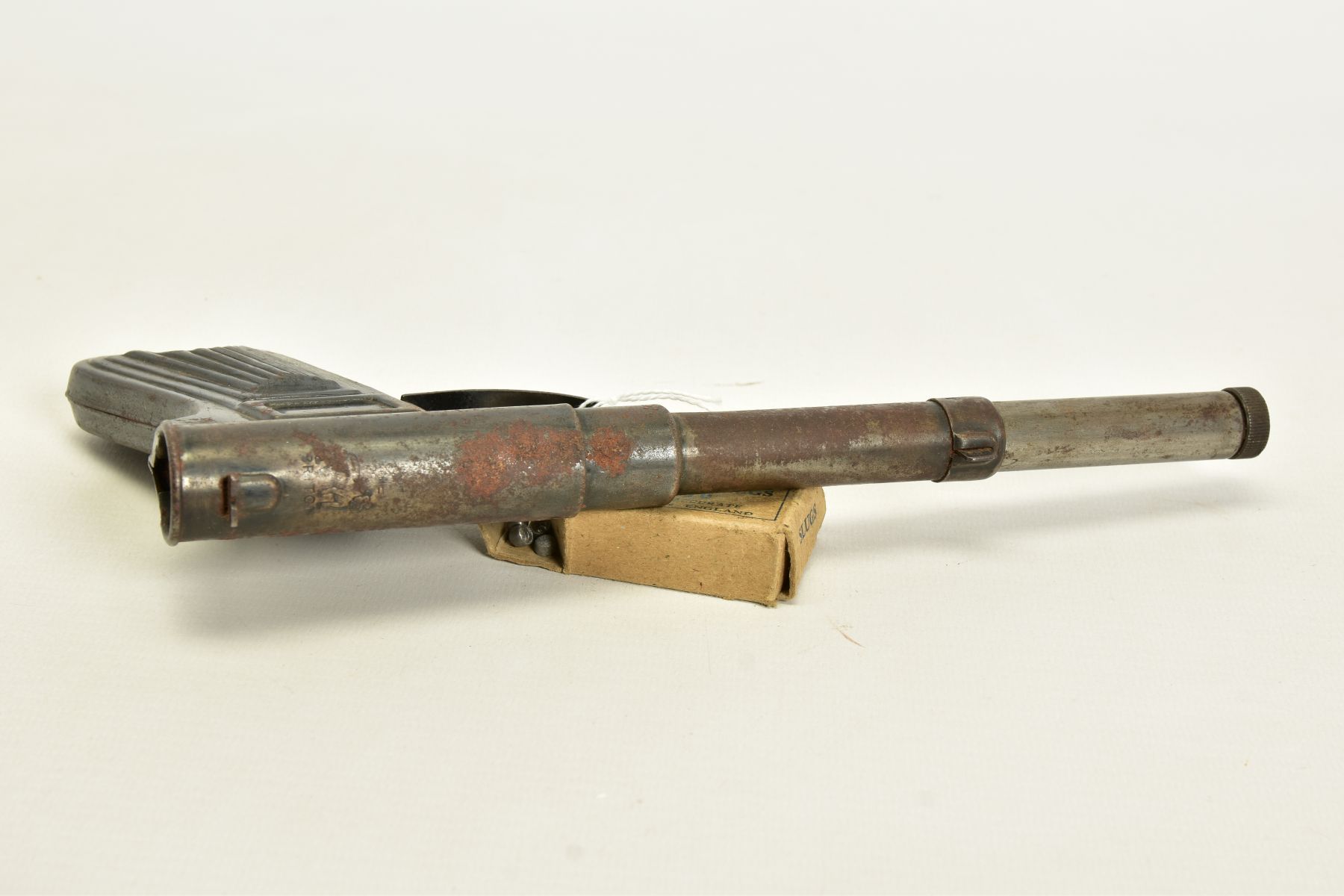 A .177'' BRITON PRESSED STEEL 'GAT' TYPE AIR PISTOL, complete with pellet insertion rod and a packet - Image 5 of 6