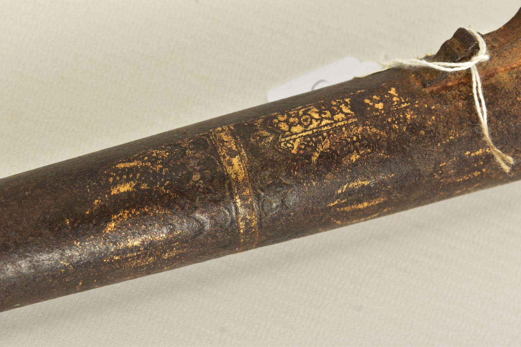 AN ANTIQUE 50 1/2'' MATCHLOCK JEZAIL MUSKET BARREL,bearing evidence of hammered gold inlay at the - Image 8 of 12