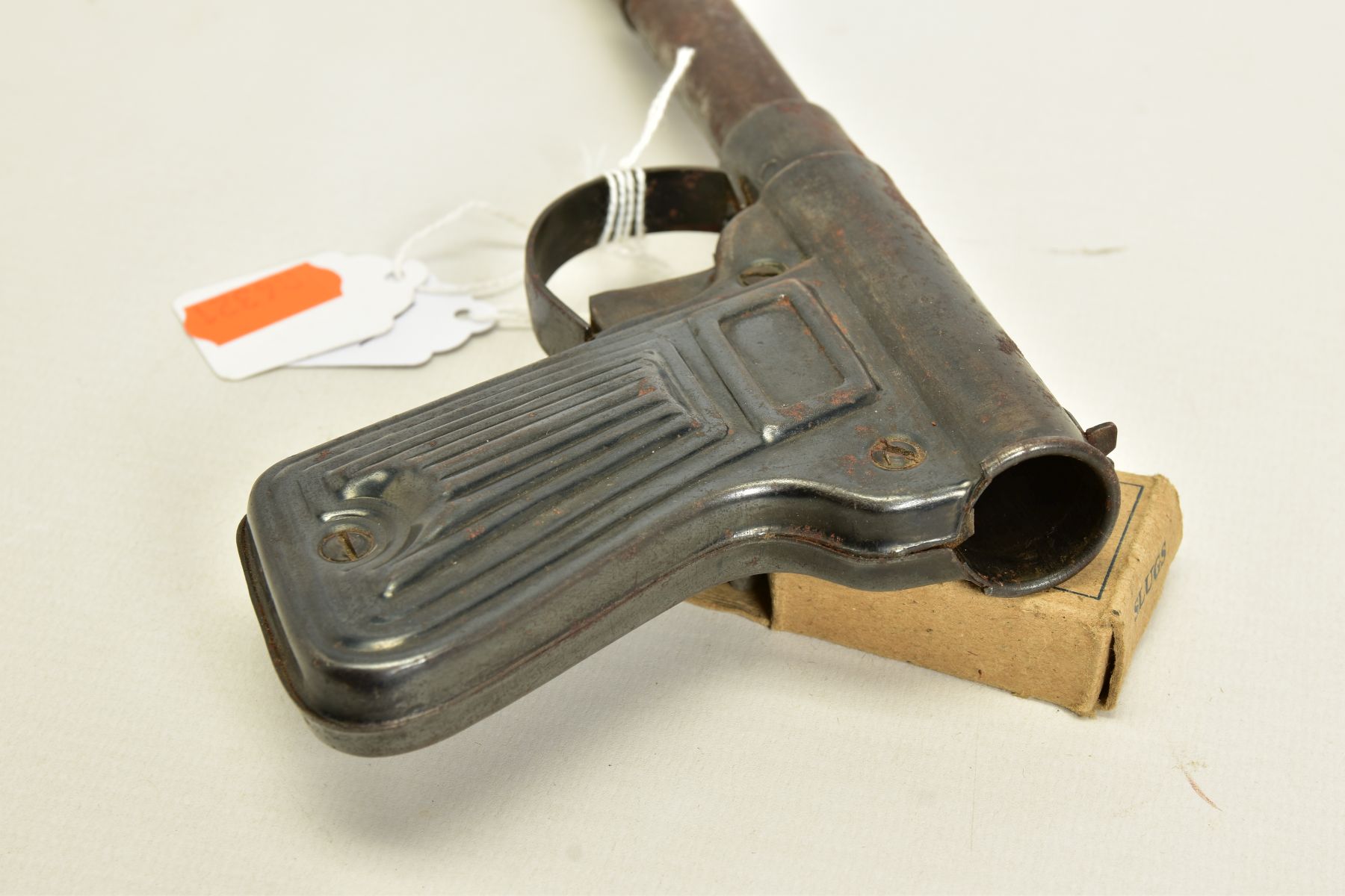 A .177'' BRITON PRESSED STEEL 'GAT' TYPE AIR PISTOL, complete with pellet insertion rod and a packet - Image 3 of 6