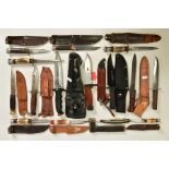 A MIXTURE OF SHEATH KNIVES MAINLY WITH LEATHER SHEATHS, a cut throat razor, lock knives and two