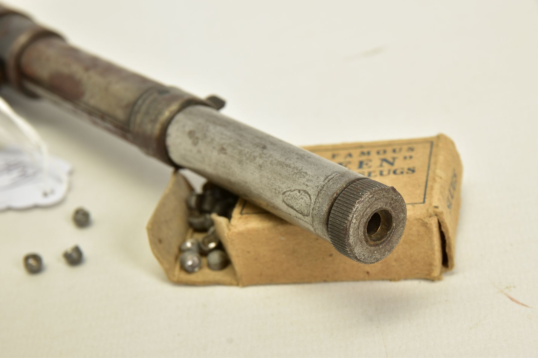 A .177'' BRITON PRESSED STEEL 'GAT' TYPE AIR PISTOL, complete with pellet insertion rod and a packet - Image 4 of 6
